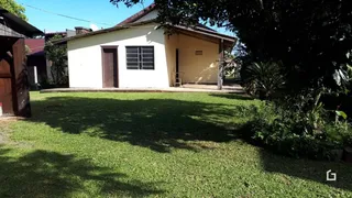 Fachada de uma casa com gramado verde.