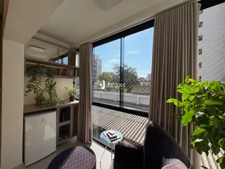 Sala de estar com grande janela e cortinas em Lajeado, Brasil.