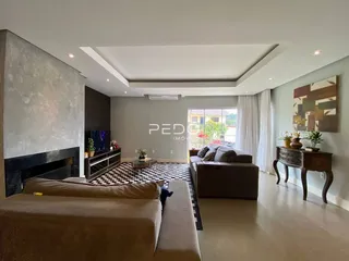 Sala de estar moderna com lareira e decoração contemporânea.