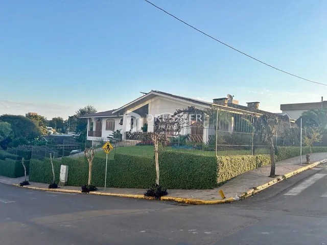 Fachada de uma residência em Lajeado, Brasil, com cerca e vegetação.