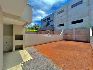 Vista de um terreno com muro e área de terra batida no exterior.