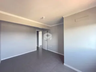 Hall de entrada com paredes cinzas e piso claro.