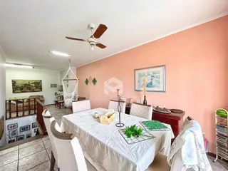 Uma sala de jantar com paredes cor de rosa e decoração de madeira.
