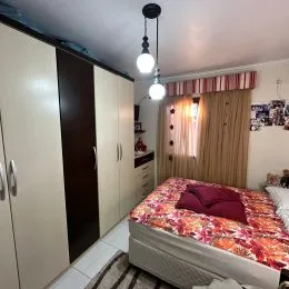 Foto de um quarto com cama e armários em um imóvel.