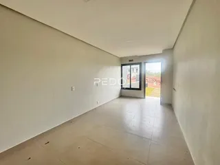 Hall de entrada de um imóvel em Lajeado, Brasil, com paredes brancas e piso claro.