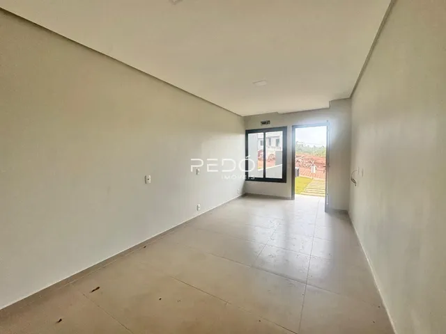 Hall de entrada de um imóvel em Lajeado, Brasil, com paredes brancas e piso claro.