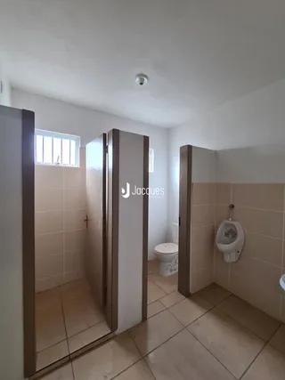 Hall de corredor interno com piso de cerâmica.