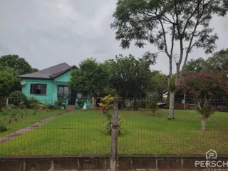Vista externa de um terreno com gramado e cerca em Lajeado, Brasil.