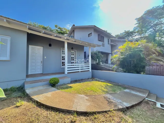 Vista externa de uma casa em Lajeado, Brasil, com um pátio gramado e cerca.