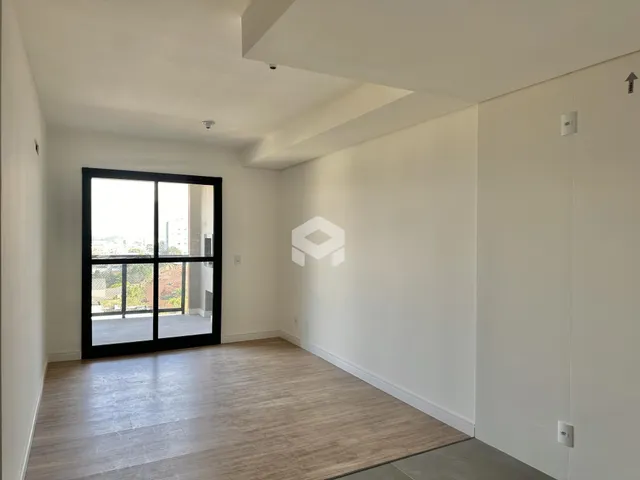 Sala de estar com grande janela de vidro.