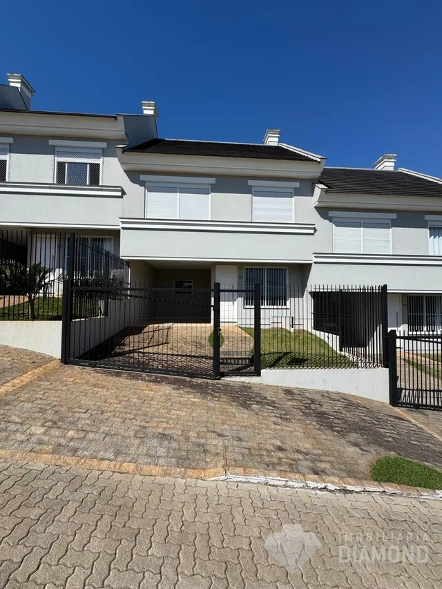 Fachada de uma residência em Lajeado, Brasil, com portão de ferro.
