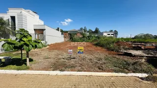 Vista externa de uma propriedade com terreno aberto e construção moderna.