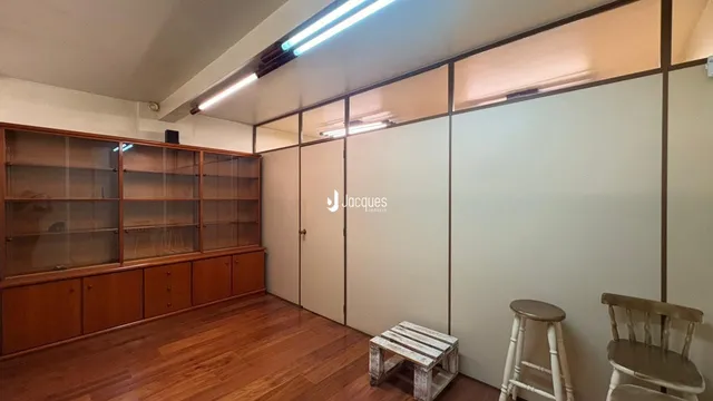 Sala de estar com piso de madeira e estantes de madeira.