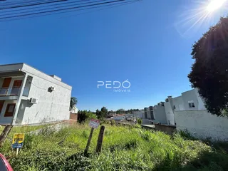 Fachada de um imóvel em Lajeado, Brasil, com vegetação no primeiro plano.
