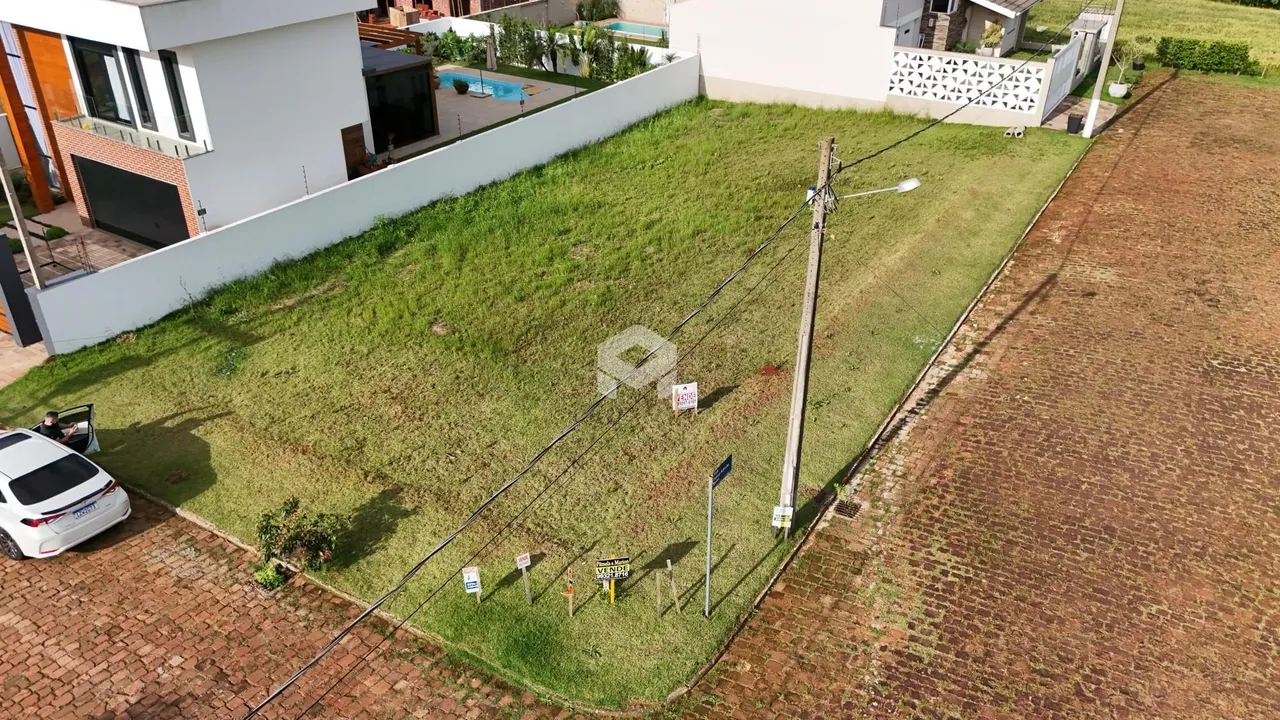 A foto mostra o quintal gramado de uma propriedade em Lajeado.