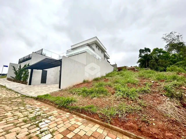 Fachada de uma residência moderna em Lajeado, Brasil, com área externa e jardim.