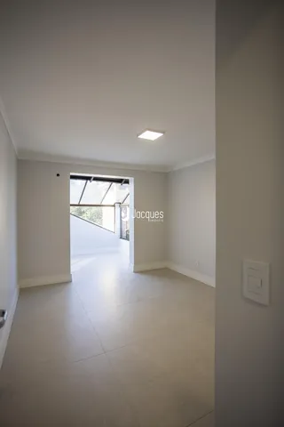 Hall de corredor interno com piso claro.
