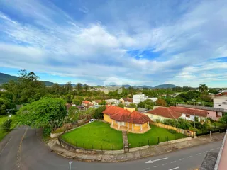 Vista aérea de uma residência com jardim em Lajeado.