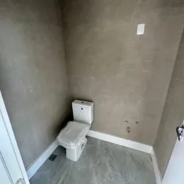 Foto de uma parede interna de um banheiro.