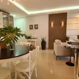 Foto de uma sala de jantar com mesa e cadeiras em um imóvel em Lajeado.
