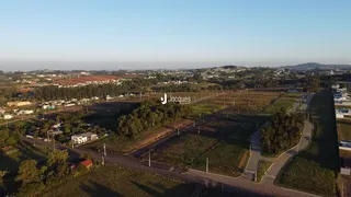 Vista aérea de um terreno com áreas de vegetação e campos.