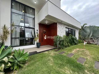 Fachada de uma residência moderna em Lajeado, Brasil, com jardim gramado.