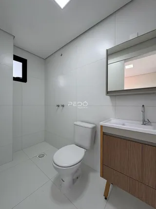 Foto de um banheiro moderno com piso de cerâmica branca.