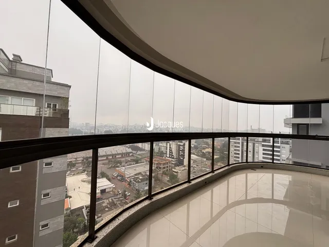Vista panorâmica de um edifício moderno com vista para a paisagem urbana.