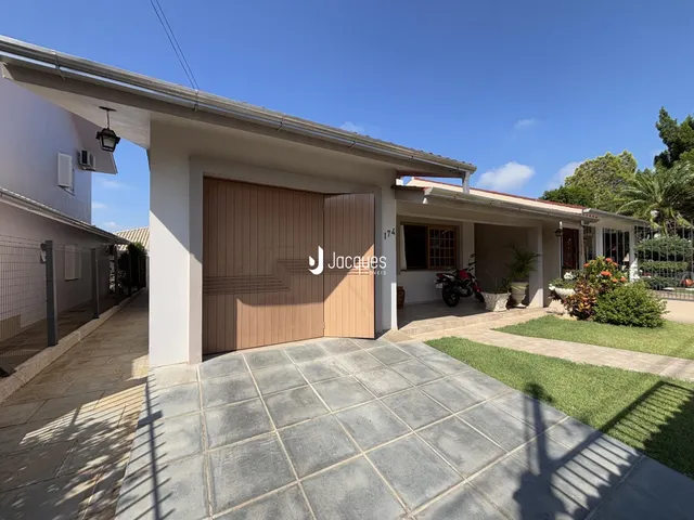 Fachada de uma residência em Lajeado, Brasil, mostrando a garagem e o jardim.