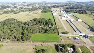 Vista aérea de uma propriedade rural com campos e infraestrutura no Brasil.