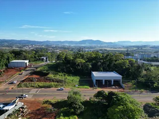 Vista aérea de um terreno com vegetação e uma estrutura branca em Lajeado.