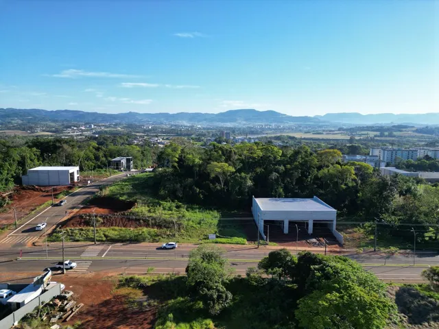 Vista aérea de um terreno com vegetação e uma estrutura branca em Lajeado.