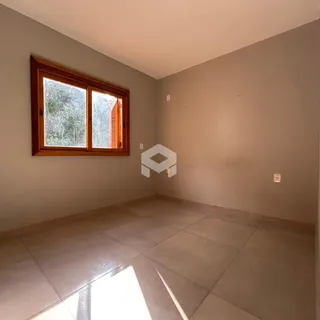 Uma sala com piso de cerâmica e uma grande janela de madeira.