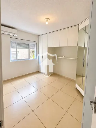 Foto de uma sala com piso de cerâmica e armários embutidos brancos.