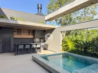 Vista externa de uma residência com piscina e área de lazer.