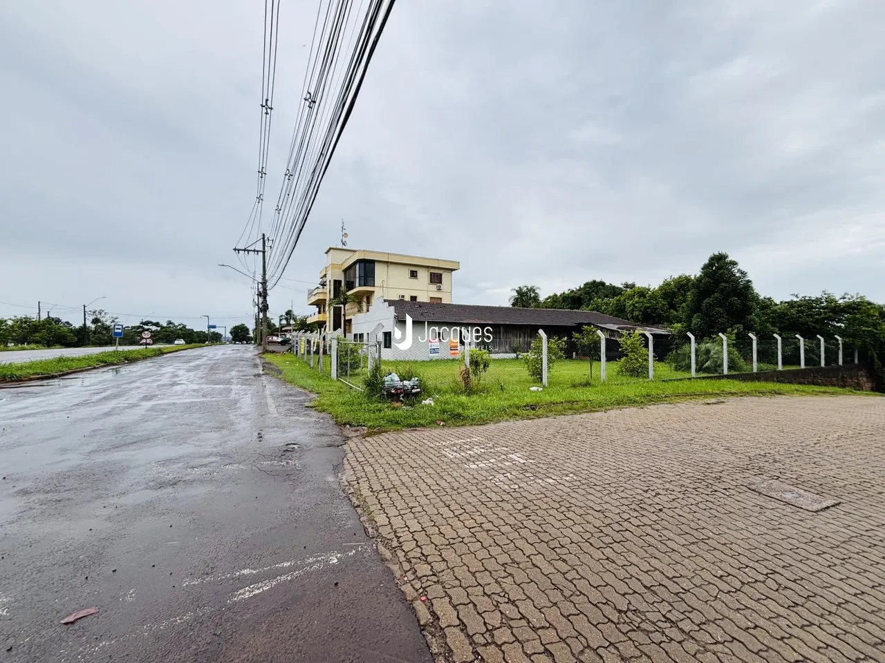 Vista externa de uma propriedade em Lajeado, Brasil, com área gramada e estrada.