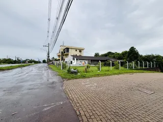 Vista externa de uma propriedade em Lajeado, Brasil, com área gramada e estrada.