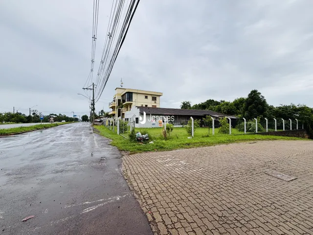 Vista externa de uma propriedade em Lajeado, Brasil, com área gramada e estrada.