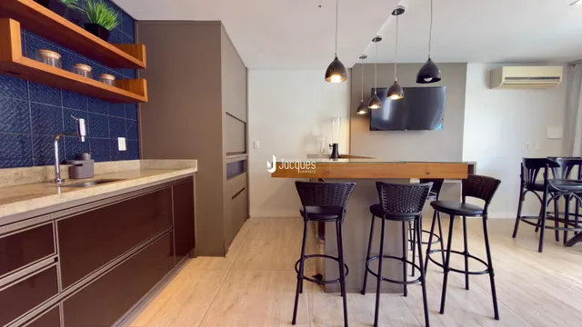 Vista da cozinha e área de jantar de um imóvel em Lajeado.