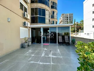 Vista externa de um pátio com piso de concreto em um imóvel em Lajeado.