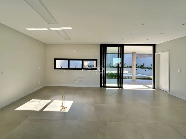 Ambiente interno moderno e amplo com piso de concreto polido.