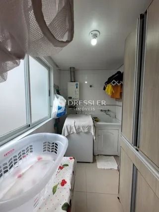 Foto de um ambiente interno com banheira e paredes brancas.