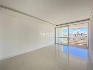 Ambiente interno com piso claro e grande abertura para a vista externa.