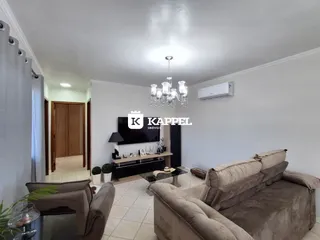 Sala de estar com sofá e televisão.