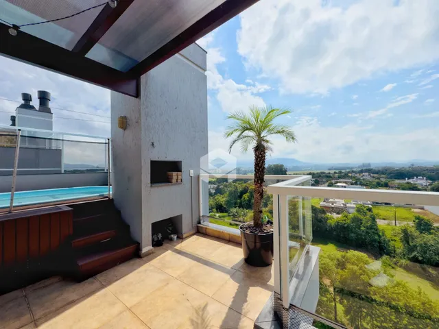 Varanda com vista panorâmica da paisagem verde.