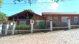 Fachada de uma residência em Lajeado, Brasil, com muro e paisagismo.