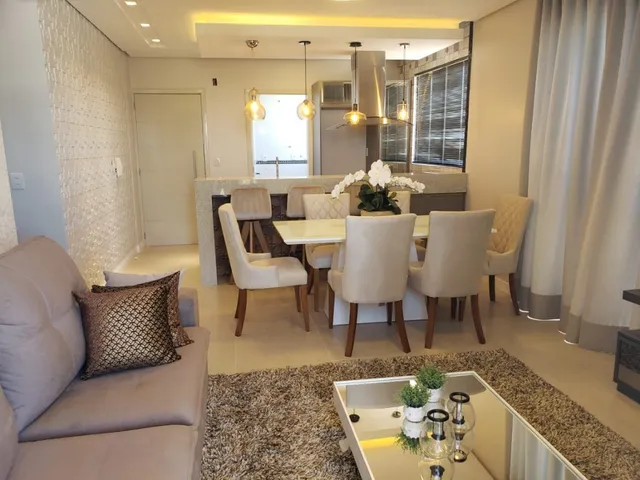 Sala de estar com sofá e mesa de centro em um apartamento.