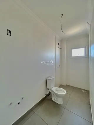 Um banheiro moderno com piso de cerâmica e paredes brancas.