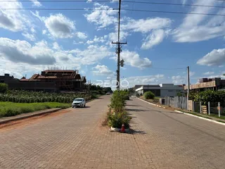 Vista da rua e da construção de uma propriedade em Lajeado, Brasil.