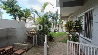 Fachada de uma residência em Lajeado, Brasil, com jardim e cerca.